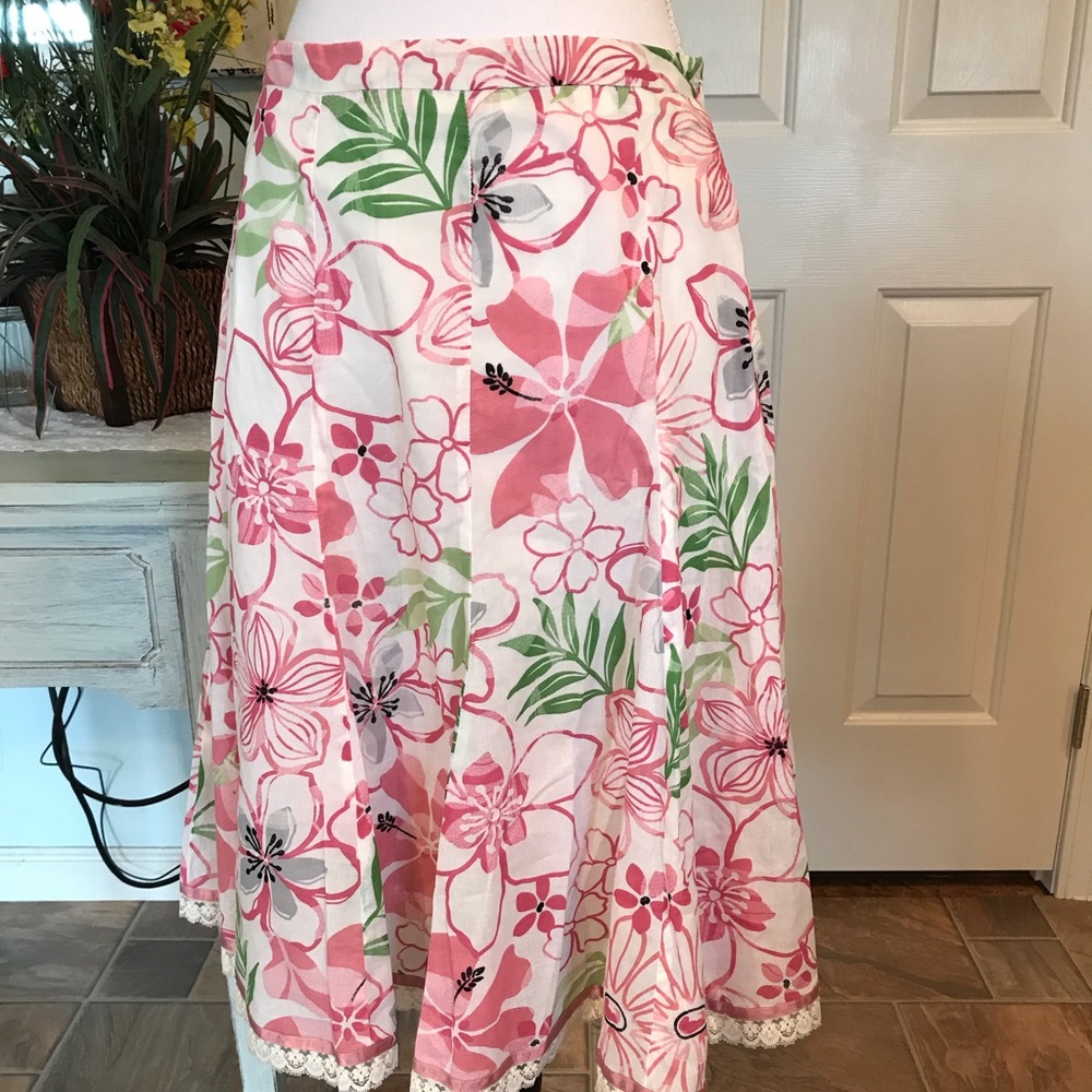 Dressbarn floral flirty flared skirt. 100% cotton